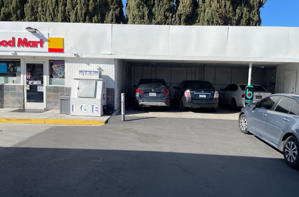 Slon Exterior Care employee performing eco-conscious pressure washing in Newark, CA, demonstrating effectiveness and local professionalism.
