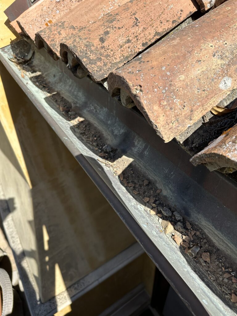 HOA-GUTTER-CLEANING-FOR-COMMUNITIES
